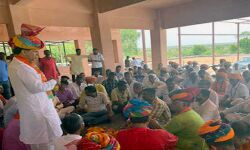 गहलोत और कांग्रेस पार्टी की आपसी लड़ाई का खामियाजा जनता भुगत रही- चौधरी गहलोत और कांग्रेस पार्टी की आपसी लड़ाई का खामियाजा जनता भुगत रही- चौधरी