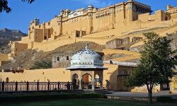 महल के वाच टावर पर आकाशीय बिजली गिरने से 1 दर्जन से अधिक लोगों की मौत