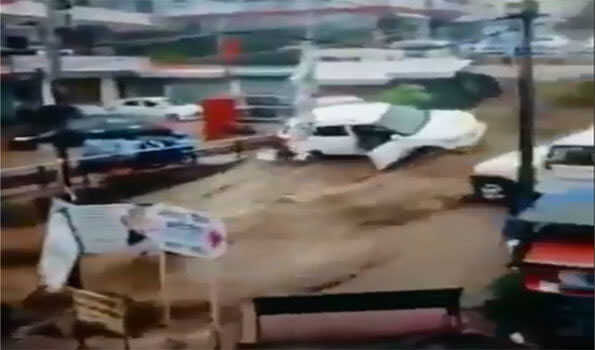 बादल फटने से भारी तबाही, मकान और वाहन बहे, उड़ानें रद्द बादल फटने से भारी तबाही, मकान और वाहन बहे, उड़ानें रद्द