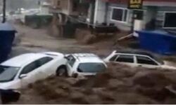 बादल फटने से भारी तबाही-बही कारें-घरों को नुकसान मची अफरा-तफरी