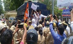 महंगाई के विरोध में कांग्रेस सड़क पर-बैलगाड़ी पर बाइक-की पदयात्रा