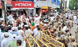 जनसमस्याओं को लेकर रालोद उतरी सड़क पर-पुलिस से नोकझोंक