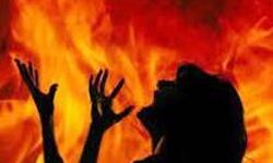 प्रेमी के भाई ने प्रेमिका पर पेट्रोल डालकर लगाई आग प्रेमी के भाई ने प्रेमिका पर पेट्रोल डालकर लगाई आग