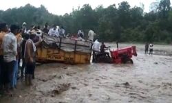 शाकुंभरी नदी में अचानक आई बाढ़-नदी के बीच मंझदार फंसी ट्रैक्टर ट्रॉली शाकुंभरी नदी में अचानक आई बाढ़-नदी के बीच मंझदार फंसी ट्रैक्टर ट्रॉली