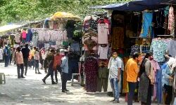 बेकाबू भीड़ के बढ़ते ही दिल्ली की जनपथ मार्केट भी हुई बंद