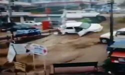 बादल फटने से भारी तबाही, मकान और वाहन बहे, उड़ानें रद्द