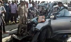 कार और ट्रक में टक्कर -5 की मौत कार और ट्रक में टक्कर -5 की मौत