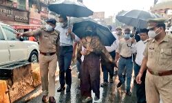 बारिश में भी नहीं थमे कदम-डीएम ने कांवड मार्ग का निरीक्षण