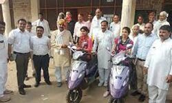 माडा योजना में 67 छात्राओं को स्कूटी वितरित की