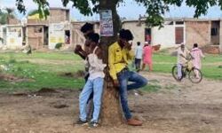 शराब के लिए रुपए नहीं देने पर 3 युवकों को पेड़ से बांधकर पीटा -मामला दर्ज