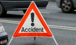 बस दुर्घटना में 2 युवकों की मौत -15 घायल