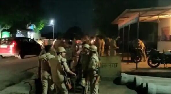 ड्राइवर की पिटाई-भड़की भीड़ -पुलिस चौकी में दारोगा पीटा- बुलाई PAC