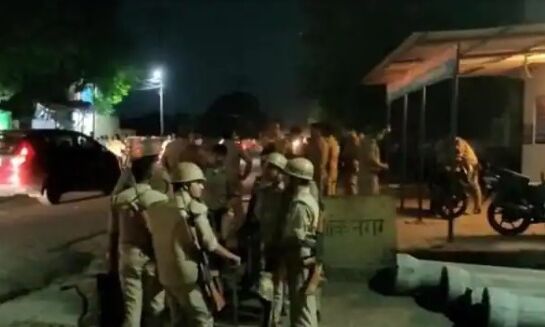 ड्राइवर की पिटाई-भड़की भीड़ -पुलिस चौकी में दारोगा पीटा- बुलाई PAC