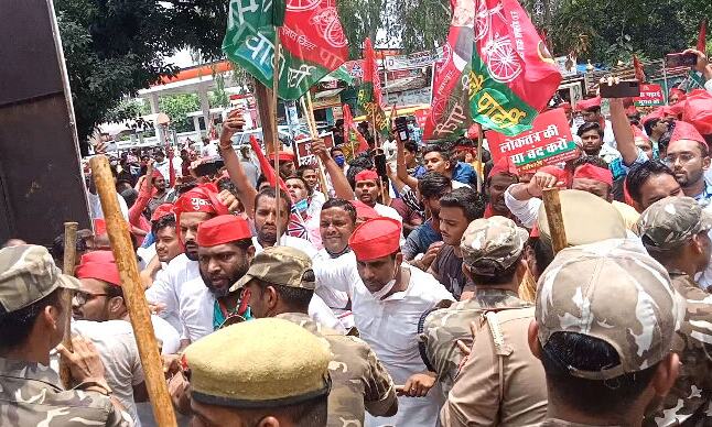 सपा का पूरे राज्य में विरोध प्रदर्शन, राष्ट्रपति के नाम सौंपा ज्ञापन