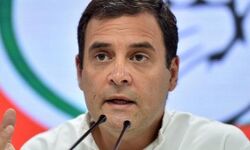 राहुल ने इशारों में किया मोदी पर हमला राहुल ने इशारों में किया मोदी पर हमला