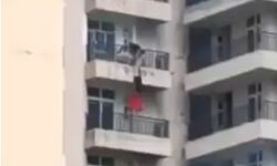 हुआ विवाद-पत्नी ने लगाई नौवीं मंजिल से छलांग-पति ने पकड़ा हाथ-बची जान हुआ विवाद-पत्नी ने लगाई नौवीं मंजिल से छलांग-पति ने पकड़ा हाथ-बची जान