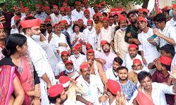 धक्का मुक्की-लाठियों के बाद बैरिकेडस तोड़कर तहसील में घुसे सपाई धक्का मुक्की-लाठियों के बाद बैरिकेडस तोड़कर तहसील में घुसे सपाई