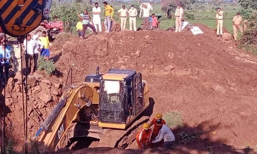 लड़की को बचाने पहुंची भीड़ कुएं में गिरी-चार की मौत-बचाव कार्य जारी
