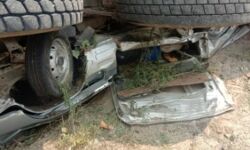 बेकाबू हुआ ट्रक वैन पर पलटा-5 लोगों की मौके पर मौत-कई गंभीर बेकाबू हुआ ट्रक वैन पर पलटा-5 लोगों की मौके पर मौत-कई गंभीर