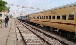 स्टेशन मास्टर की नींद ने कराया खेल बखेड़ा-डेढ घंटे तक खड़ी रही ट्रेनें