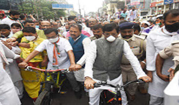 कांग्रेस ने महंगाई के विरोध में निकाली साइकिल रैली