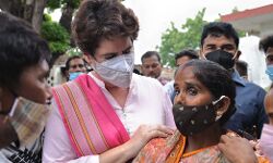 प्रियंका पहुंची पसगंवा-चुनावी हिंसा की शिकार महिलाओं से की मुलाकात प्रियंका पहुंची पसगंवा-चुनावी हिंसा की शिकार महिलाओं से की मुलाकात