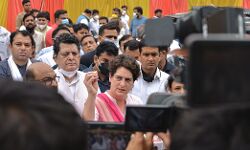 प्रियंका ने साधा निशाना - PM ने तारीफ भी वहां की जहां हिंसा और चले बम प्रियंका ने साधा निशाना - PM ने तारीफ भी वहां की जहां हिंसा और चले बम