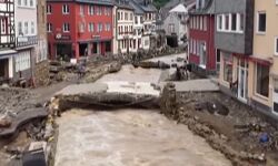 बाढ़ का कहर - 90 से अधिक लोगों की गई जान