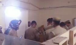 दिनदहाड़े डकैती-बदमाशों ने लूटा 17 किलो सोना और लाखों की नकदी दिनदहाड़े डकैती-बदमाशों ने लूटा 17 किलो सोना और लाखों की नकदी