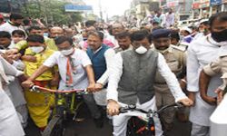 कांग्रेस ने महंगाई के विरोध में निकाली साइकिल रैली कांग्रेस ने महंगाई के विरोध में निकाली साइकिल रैली