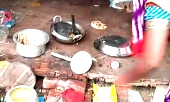 RPF जवान ने कुकर में मारी लात- मासूम पर गिरी गरम दाल
