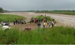 नदी के बीच फंसी कार-जीवन पर आया संकट-पीआरवी कर्मियों ने बचाई जान नदी के बीच फंसी कार-जीवन पर आया संकट-पीआरवी कर्मियों ने बचाई जान