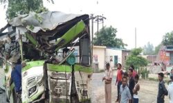 अनियंत्रित बस दुकान में घुसी-तीन मरे, 4 गंभीर-मचा हाहाकार अनियंत्रित बस दुकान में घुसी-तीन मरे, 4 गंभीर-मचा हाहाकार