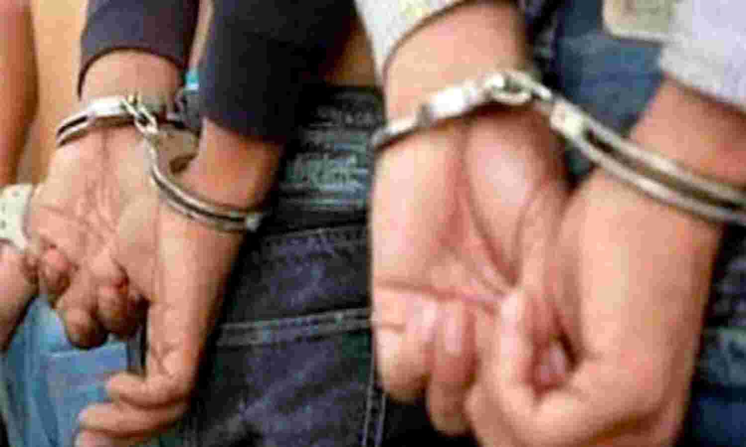 2 वन कर्मियों को बंधक बनाकर मारपीट -  8 गिरफ्तार