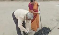 गड्ढे भरके बदली सड़कों की तकदीर-राज्य सरकारों के लिए दंपत्ति नजीर