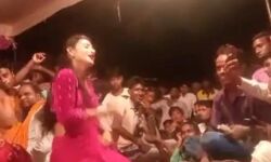 उड़ी कोरोना प्रोटोकॉल की धज्जियां-बार बालाओं संग उड़ाये नोट