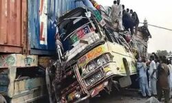 बस और ट्रक की जोरदार भिड़ंत -30 यात्रियों की मौत -40 घायल बस और ट्रक की जोरदार भिड़ंत -30 यात्रियों की मौत -40 घायल