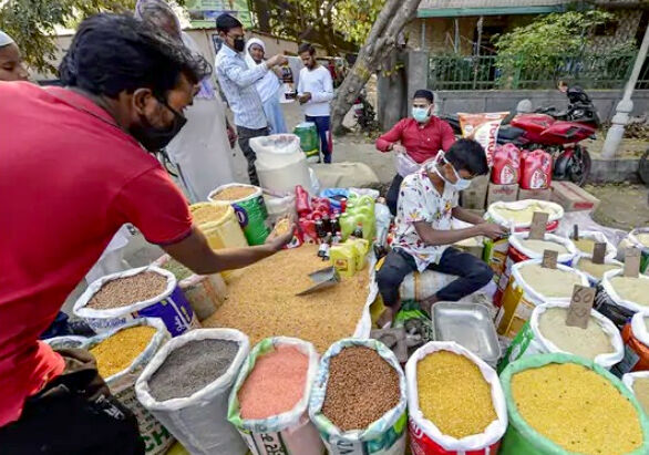 बढी स्टॉक लिमिट-जमाखोरी के चलते 10 प्रतिशत महंगी हो सकती है दालें बढी स्टॉक लिमिट-जमाखोरी के चलते 10 प्रतिशत महंगी हो सकती है दालें