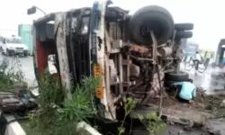 डिवाइडर से टकराकर पलटी अनियंत्रित बस-यात्रियों में चीख-पुकार डिवाइडर से टकराकर पलटी अनियंत्रित बस-यात्रियों में चीख-पुकार