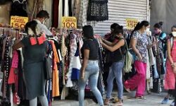 खरीदारों की भीड़ की दुकानदारों पर पड़ी मार-दो बाजार कर दिये बंद