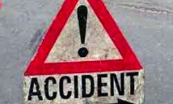 अनियंत्रित बस के पलटने से एक मिहला की मृत्यु - पांच घायल अनियंत्रित बस के पलटने से एक मिहला की मृत्यु - पांच घायल