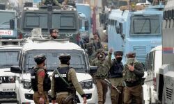 आतंकवादियों ने पुलिसकर्मी की पत्नी तथा पुत्री को मारी गोली आतंकवादियों ने पुलिसकर्मी की पत्नी तथा पुत्री को मारी गोली