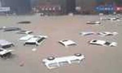 शहर में बाढ़ से 12 की मौत -बांध टूटा शहर में बाढ़ से 12 की मौत -बांध टूटा