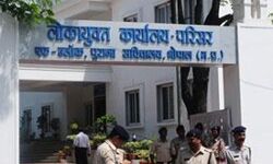 कर्मचारी के ठिकानों पर लोकायुक्त पुलिस के छापे कर्मचारी के ठिकानों पर लोकायुक्त पुलिस के छापे