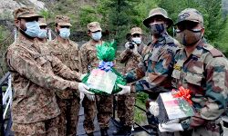 सरहद पर ईद का जश्न -मिठाई देकर भारत-पाक जवानों ने कहा - ईद मुबारक सरहद पर ईद का जश्न -मिठाई देकर भारत-पाक जवानों ने कहा - ईद मुबारक