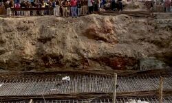 निर्माणाधीन पुल हादसा -सरियों के नीचे दबे 2 मजदूर -1 की मौत