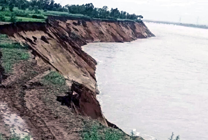 गंगा में उफान-नदी में बही बल्लियां-10 मीटर कटान ग्रामीणों में दहशत