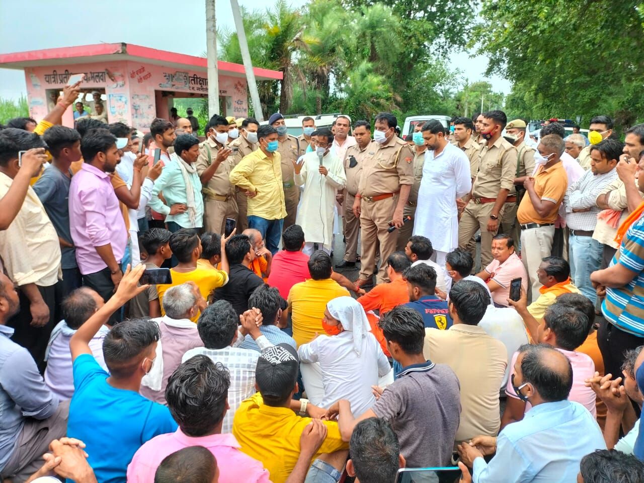 भाजपा नेता की हत्या से उबाल-मंत्री कपिल देव के आश्वासन पर खुला जाम