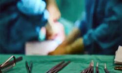 लापरवाही की हद-ऑपरेशन के दौरान पेट में छोडा कपड़ा- भर दिये टांके लापरवाही की हद-ऑपरेशन के दौरान पेट में छोडा कपड़ा- भर दिये टांके