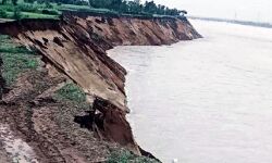 गंगा में उफान-नदी में बही बल्लियां-10 मीटर कटान ग्रामीणों में दहशत गंगा में उफान-नदी में बही बल्लियां-10 मीटर कटान ग्रामीणों में दहशत